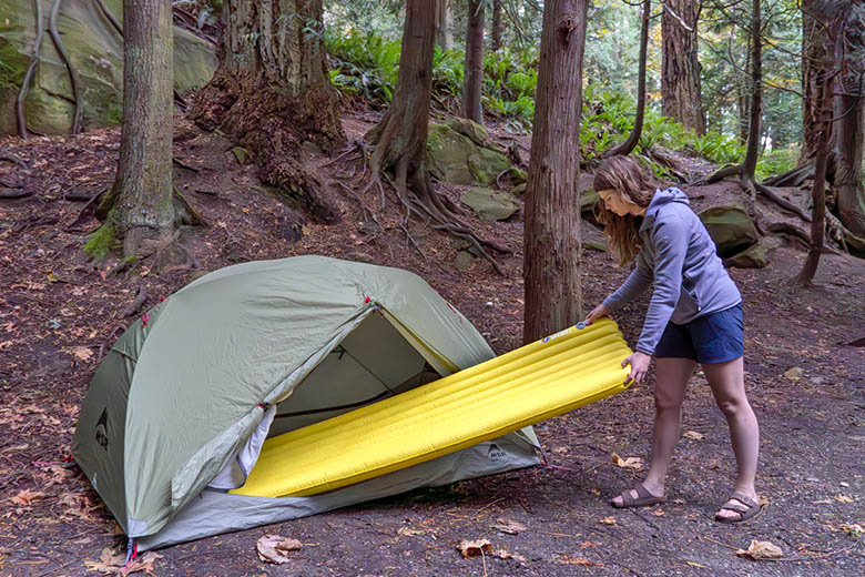 Big Agnes Divide Insulated (putting in tent)