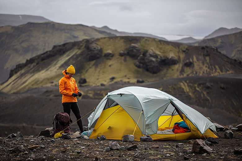 Hardshell vs. softshell jackets (standing in mountains)