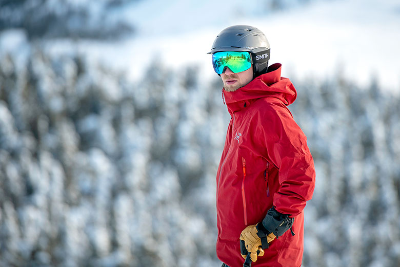 Smith I/O Mag snow goggles (snowy backdrop)