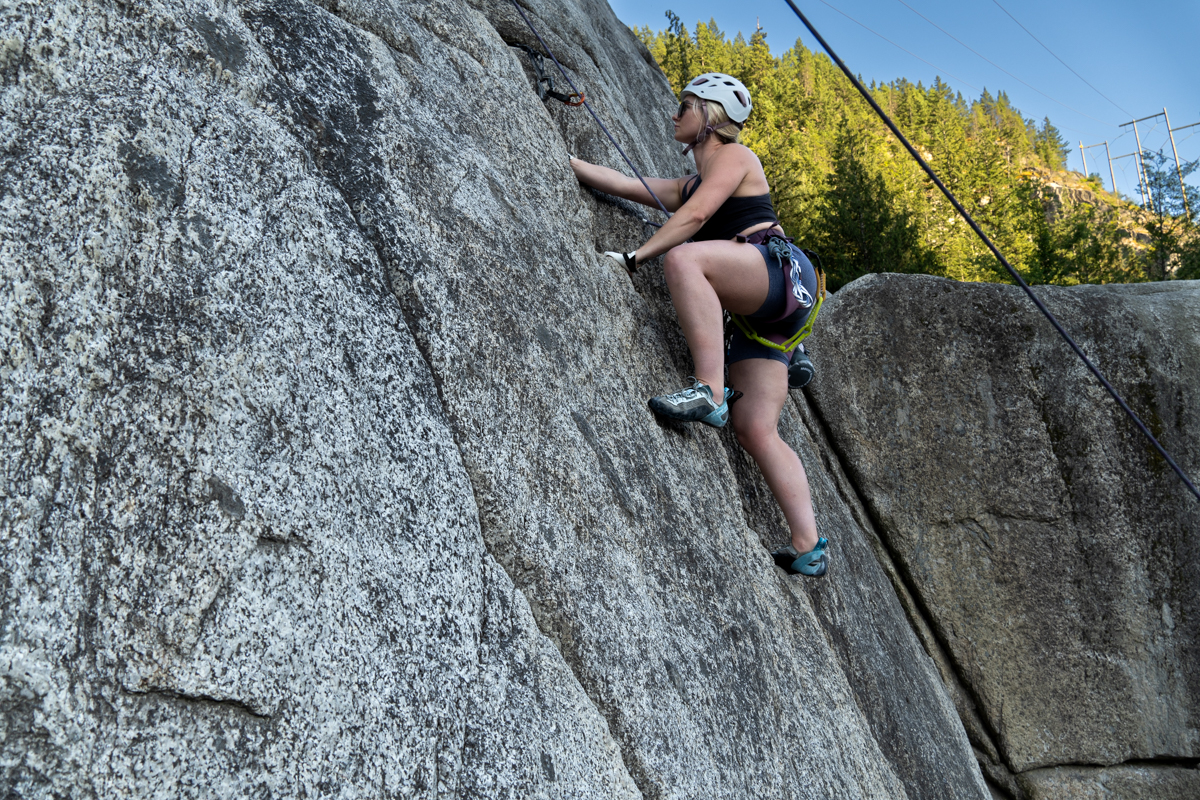 Climbing shoe (Finales in crack climb)