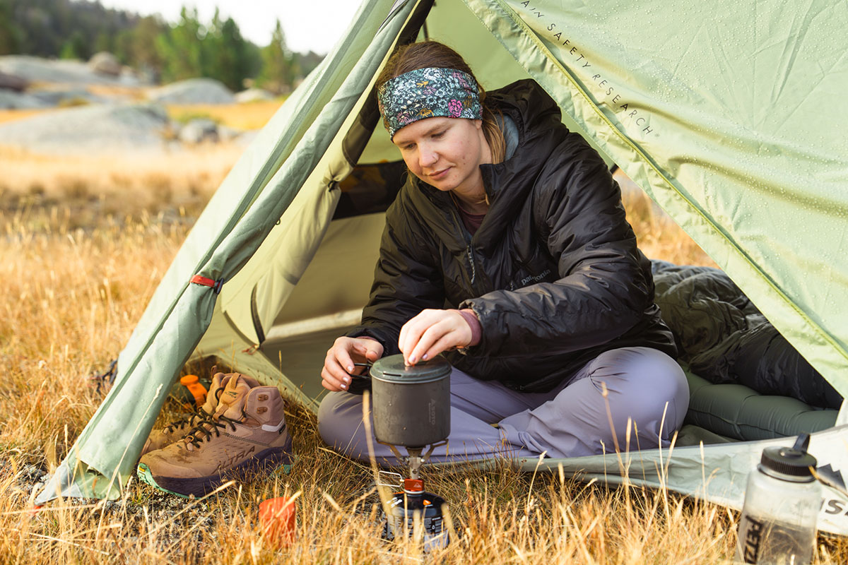 Backpacking stove (cooking with ultralight pot and canister stove)