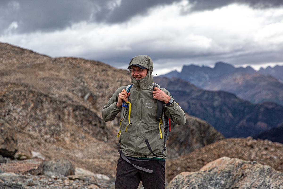 free delivery worldwide Excellence quality Good product low price ... - Arc'teryx%20Squamish%20winDbreaker%20jacket%20(putting%20backpack%20on)