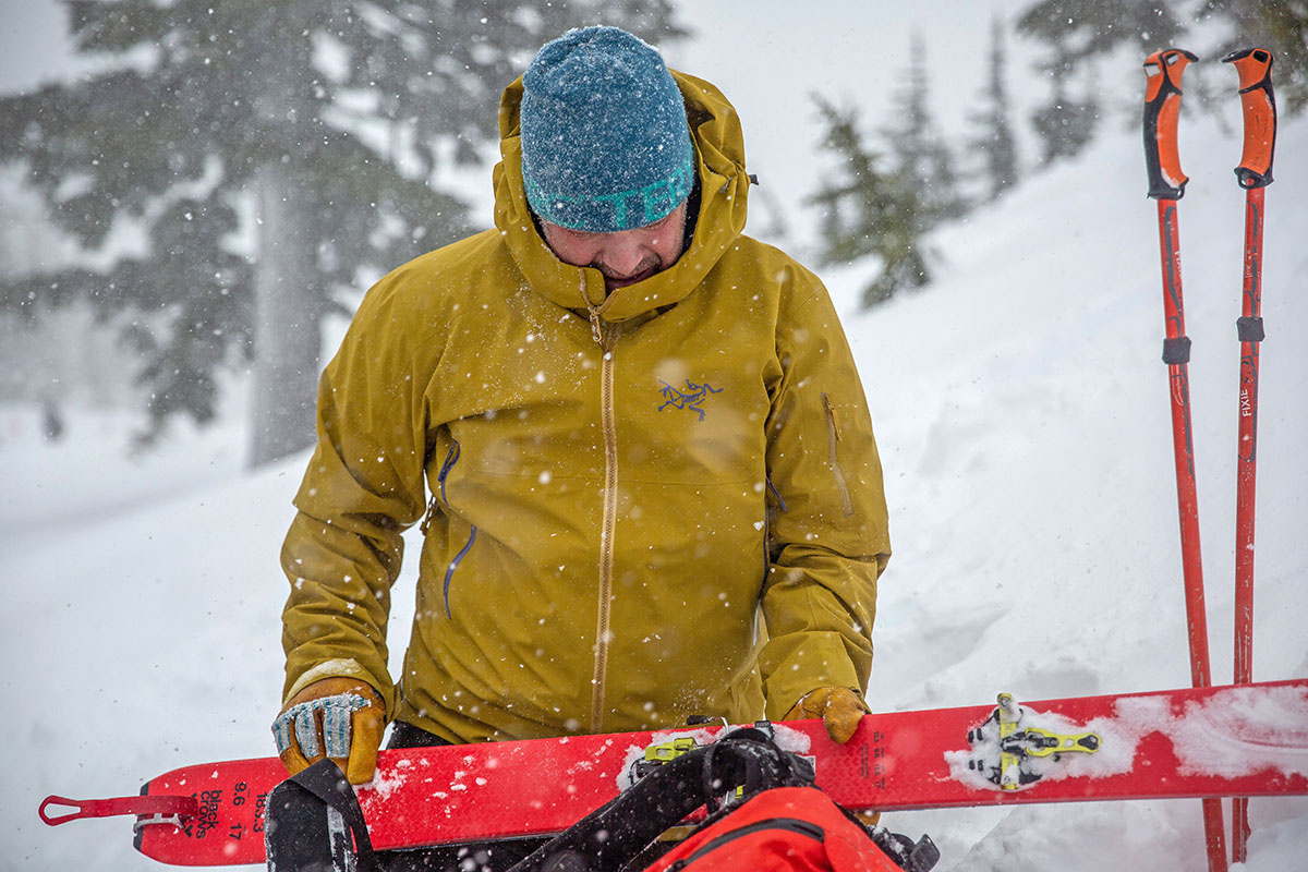 Men's ski jacket (Arc'teryx Sabre in snowy backcountry)