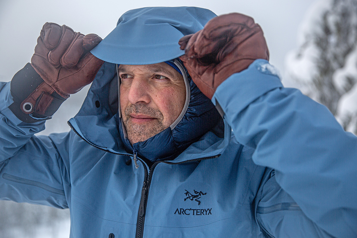 Men's ski jacket (putting on hood)