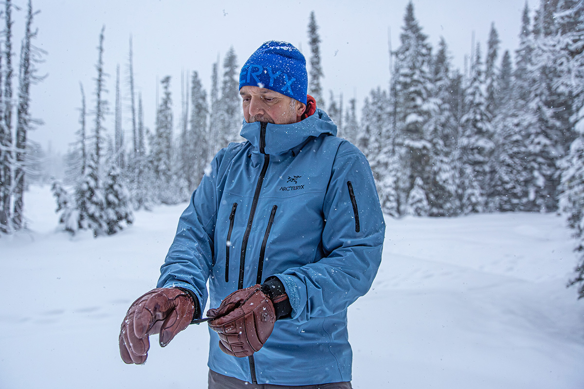 Men's ski jacket (water beading on Arc'teryx Alpha SV)