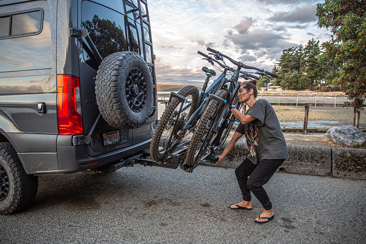 Hitch bike rack (using tilt lever to adjust bikes)