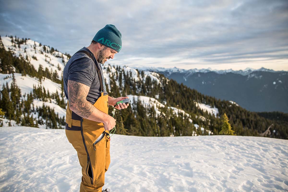 Men's ski pants (removing beacon from pocket)