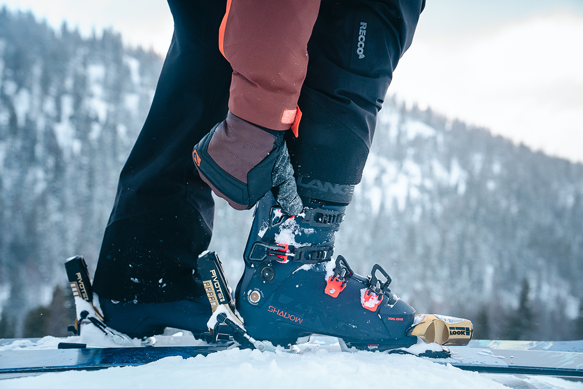 Ski binding (adjusting boot with Look Pivot bindings on skis)