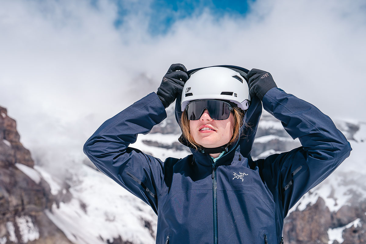 Ski helmet (putting hood over Salomon MTN Lab)