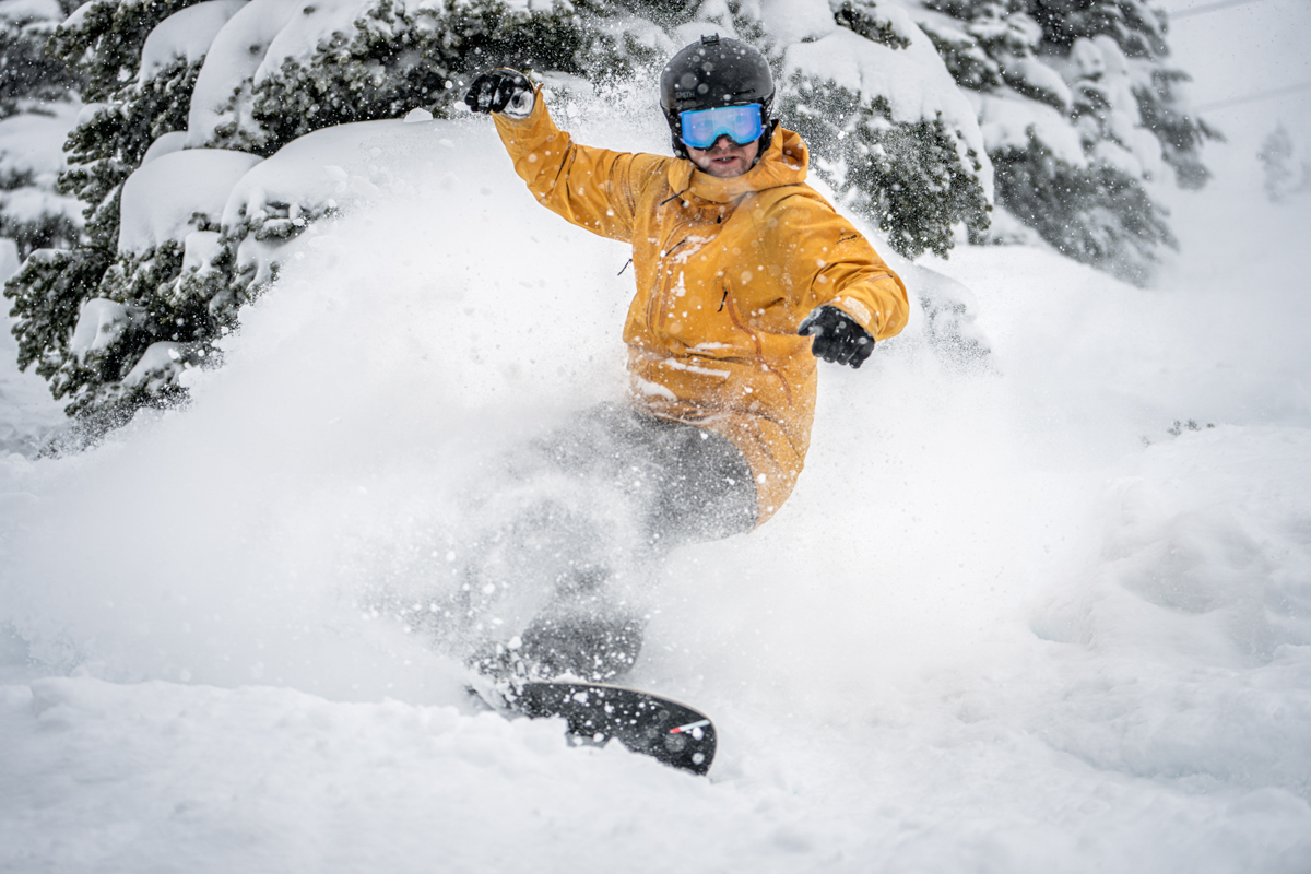 Men's snowboard jackets (boarding through powder)