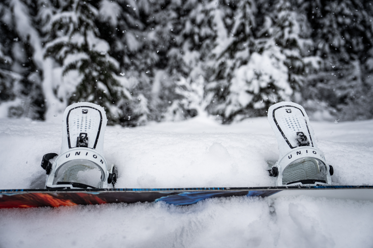 Snowboard binding (highbacks in snow)