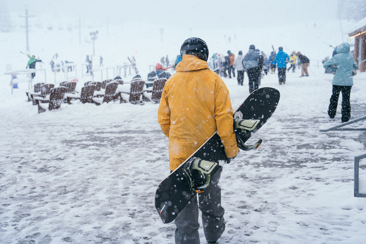 Snowboard bindings (carrying snowboard)