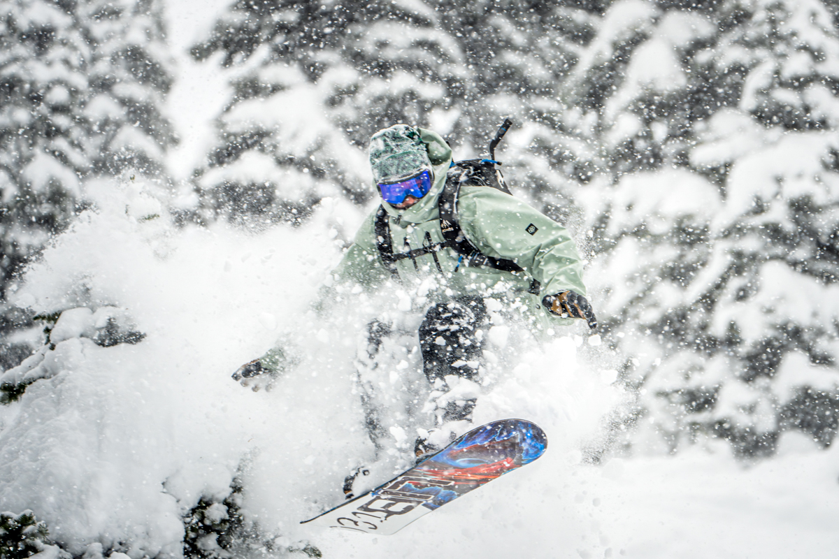 Snowboard bindings (jumping in powder)