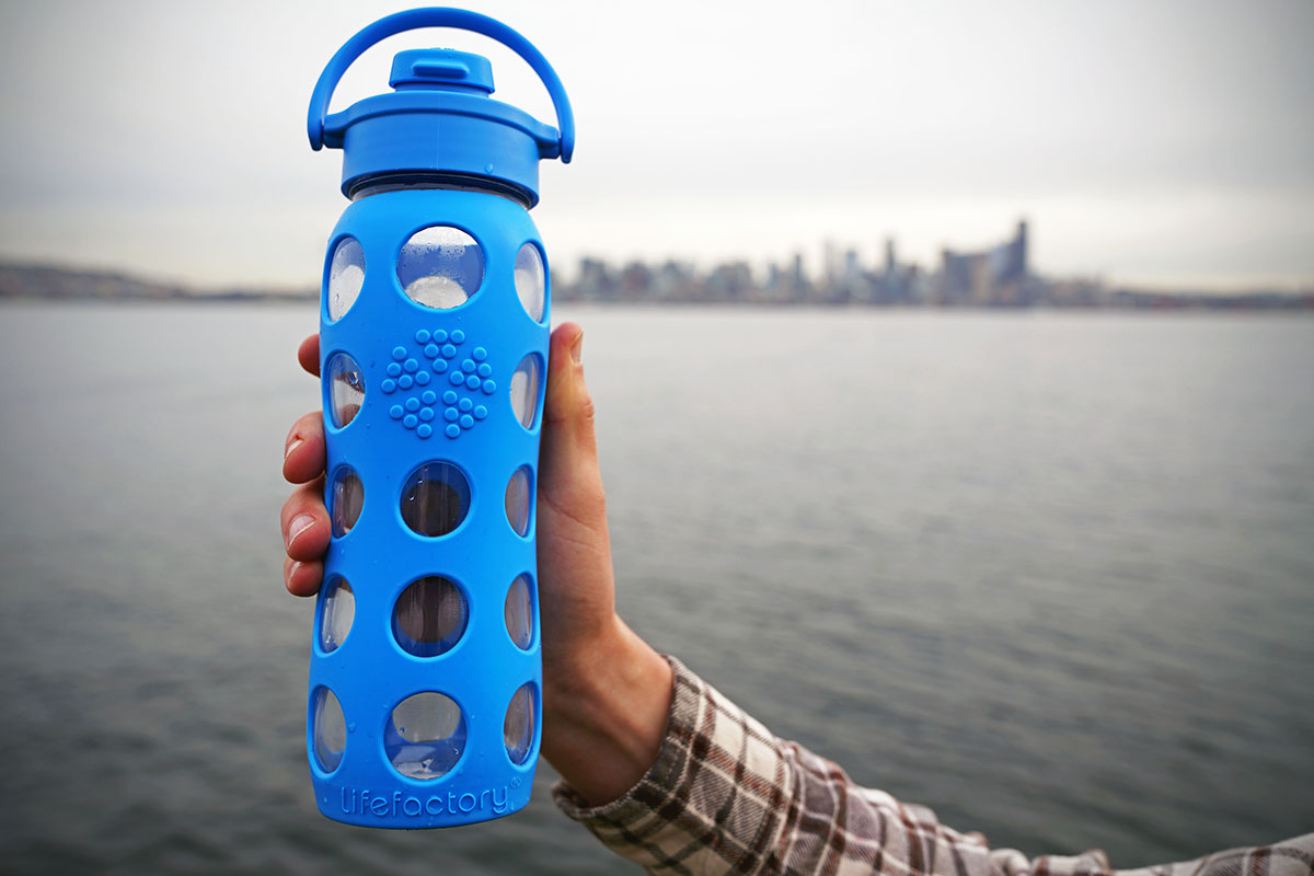 The 13 Best Water Bottles for Travel [2023 Update]