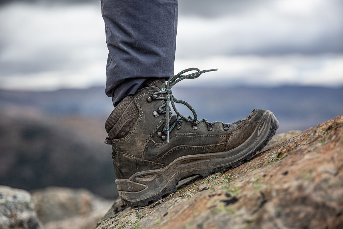 __Lowa Renegade GTX Mid hiking boot (closeup from side)