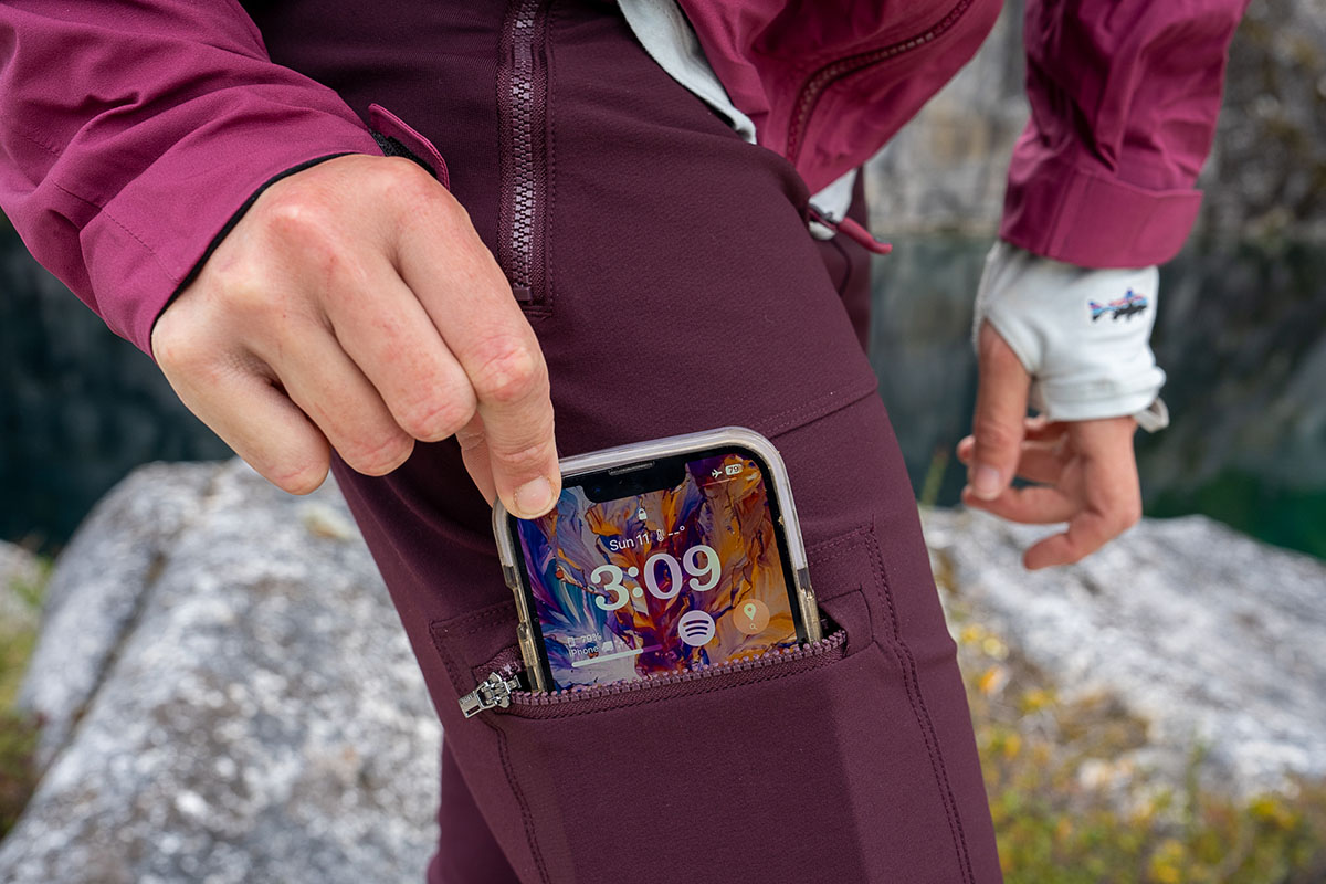 Women's hiking leggings (putting phone in pocket)