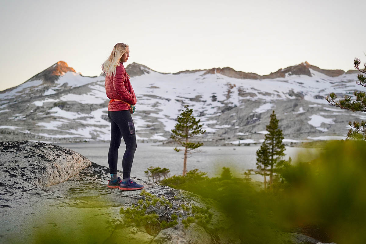 Women's hiking leggings (staning in snowy mountains)