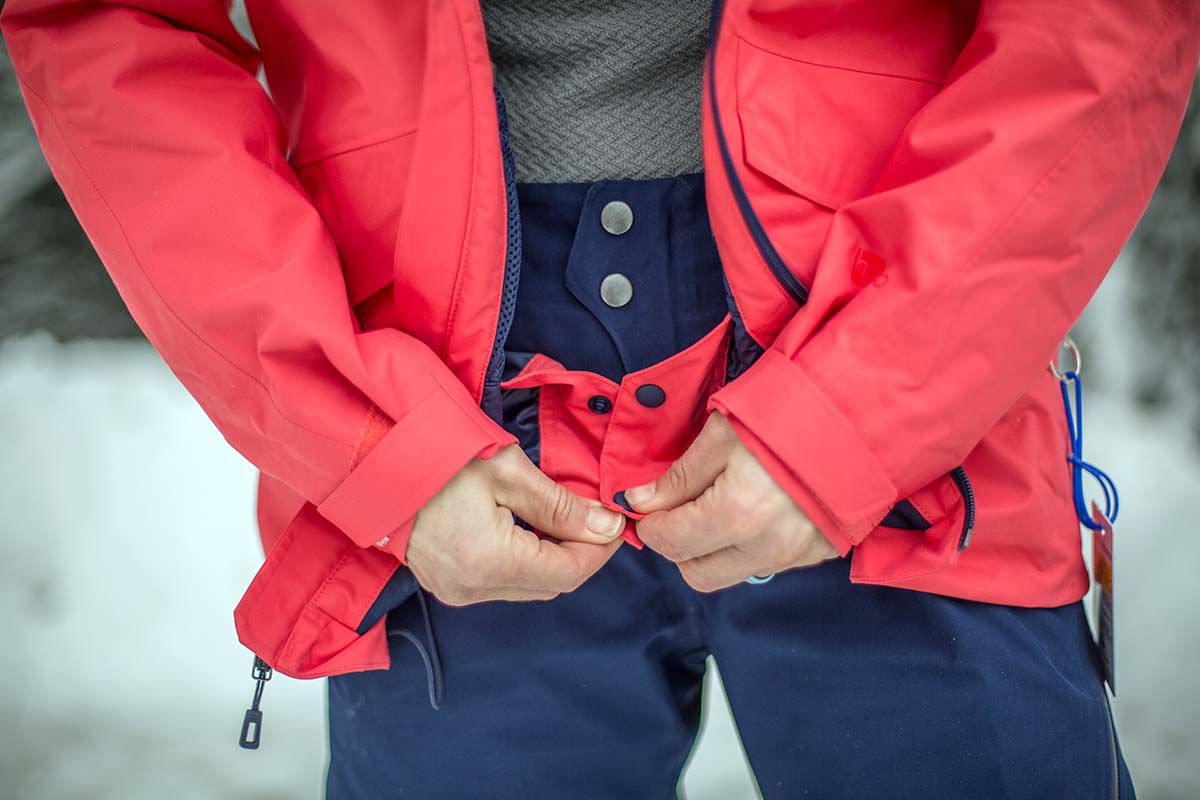 Women's ski jacket (snapping powder skirt on Patagonia Snowbelle)