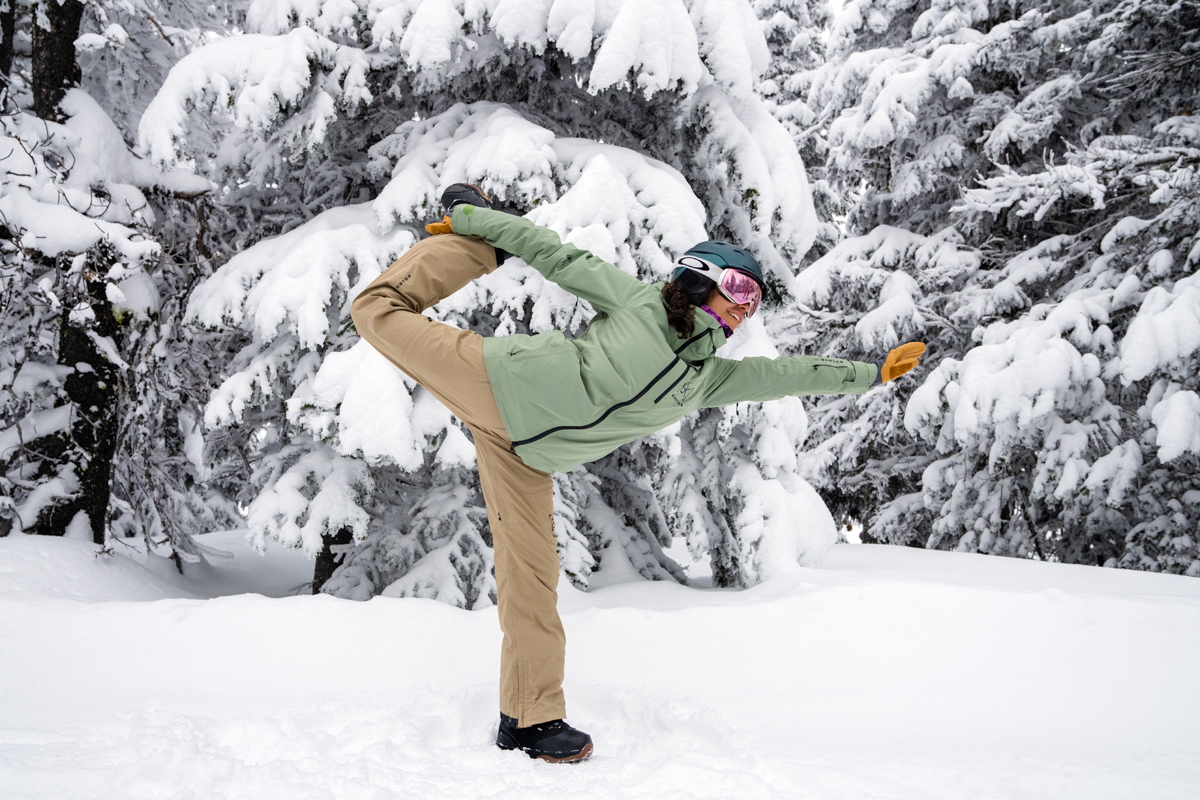 Women's snowboard pants (testing pants mobility on a frosty day)