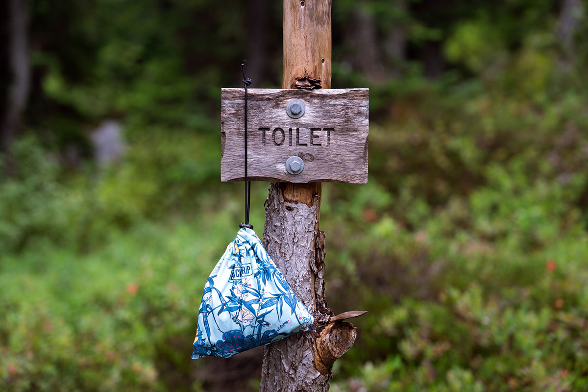 Day hiking checklist (bathroom kit hanging on sign)