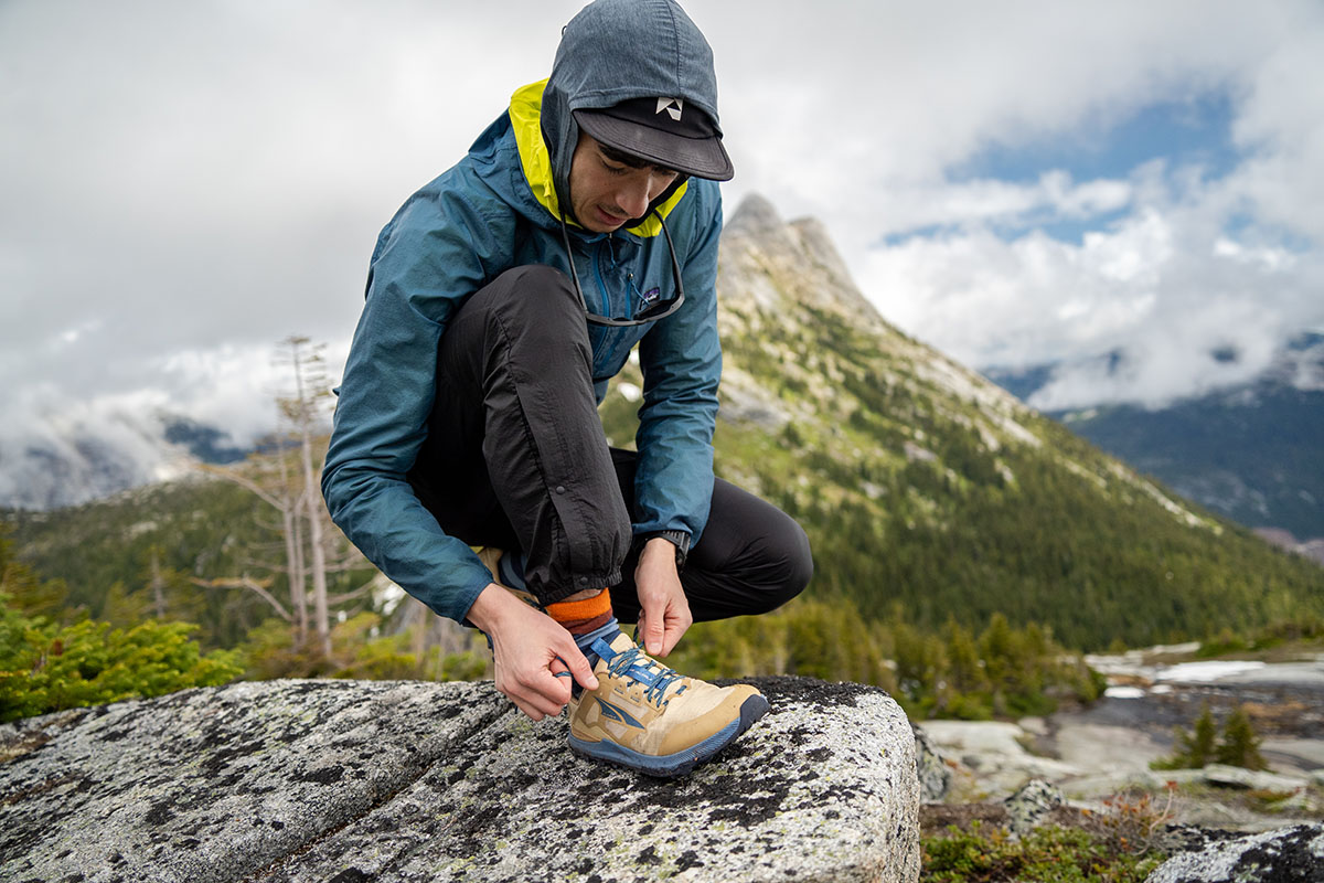 Altra Lone Peak 8 (tying laces)