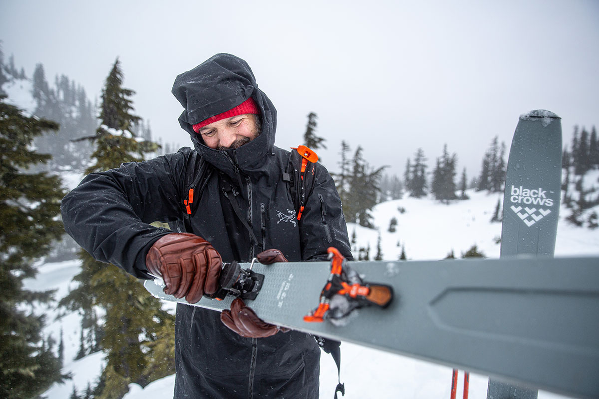 Arc'teryx Sabre SV Jacket (adjusting bindings on skis)