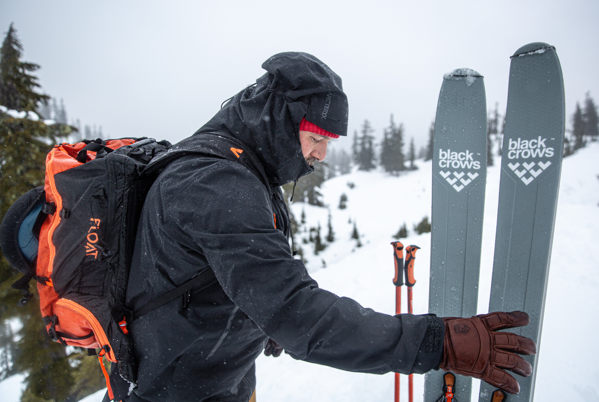 Arc'teryx Sabre SV (grabbing skis)