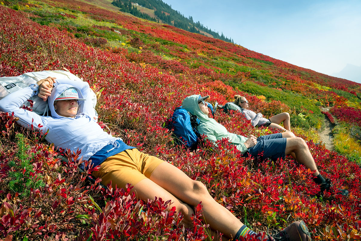 Mountain Hardwear Crater Lake Hoody (lying in field)