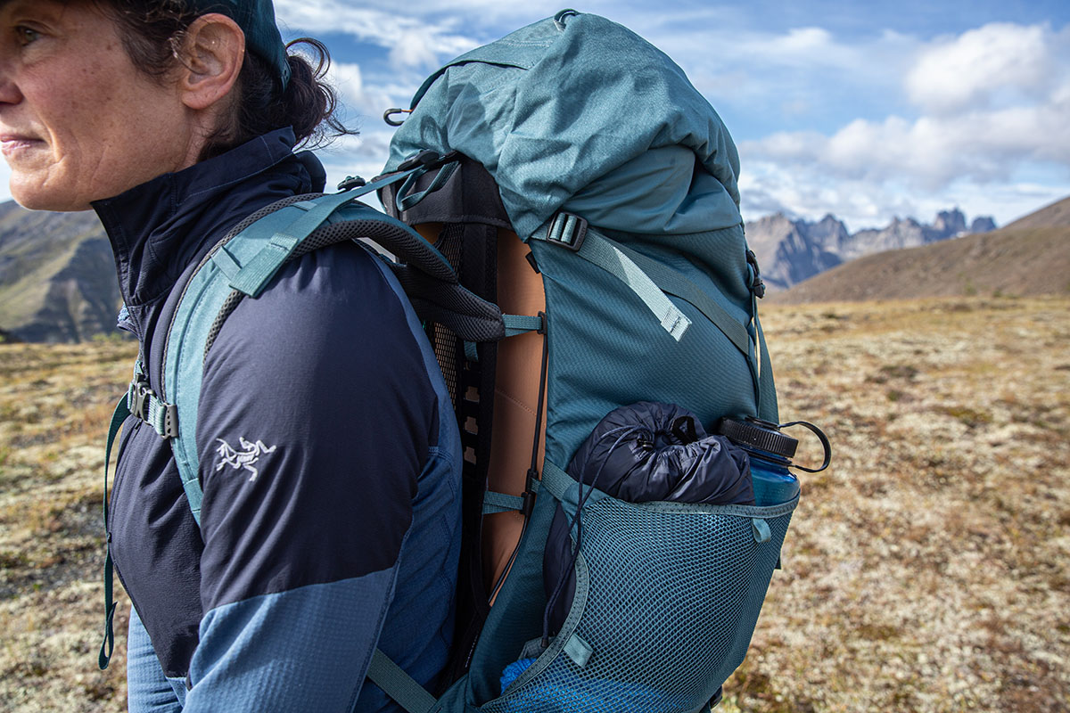 Osprey Renn 65 backpack (closeup of side pocket)