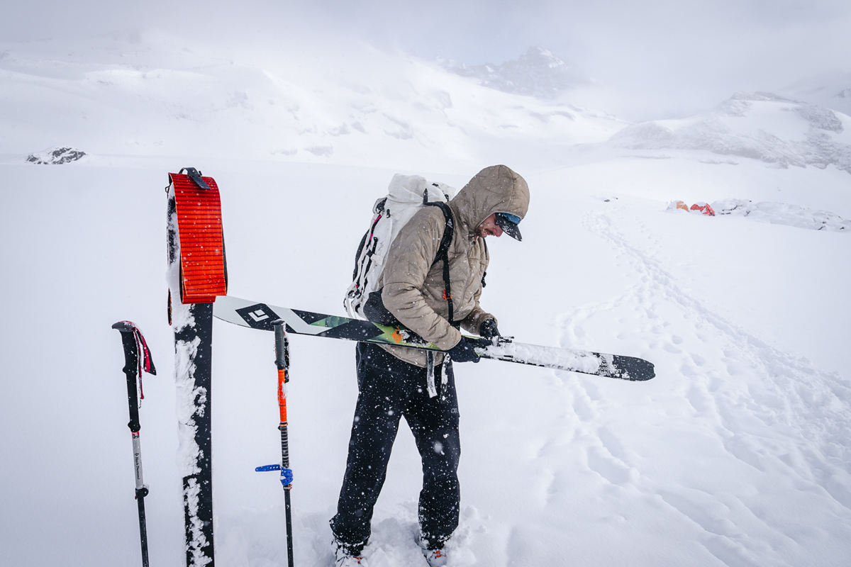 Outdoor Research Skytour AscentShell Bib (adjusting skis)