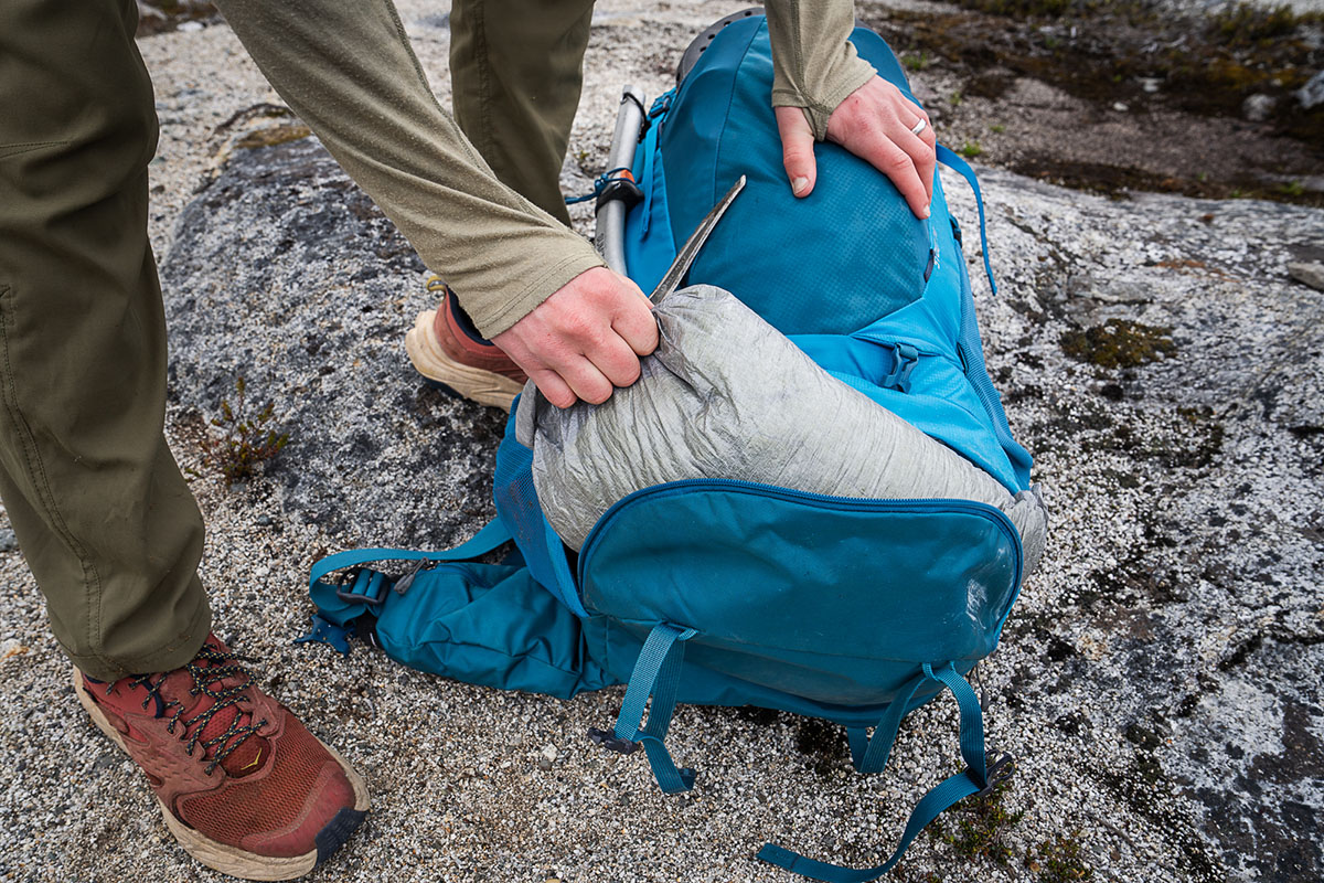 How to pack a backpack (removing sleeping bag from bottom)