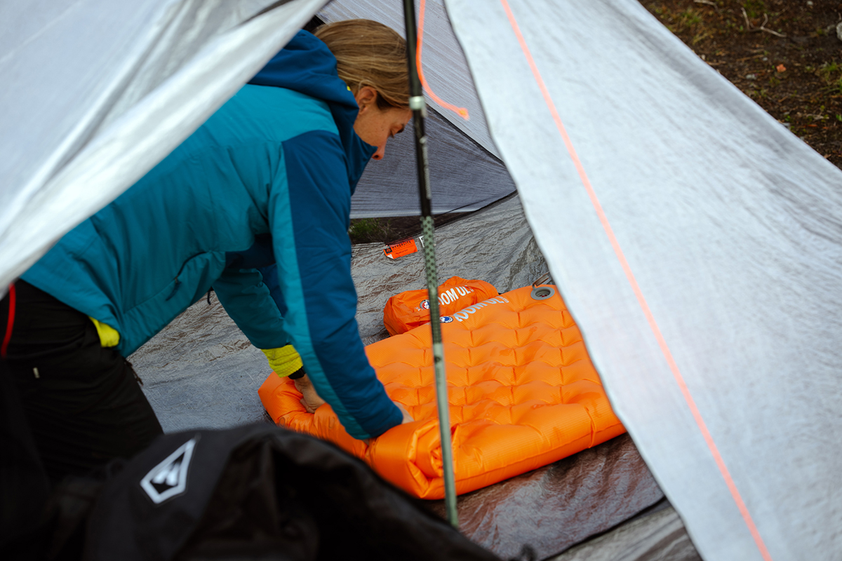 Sleeping bags vs. quilts (rolling up sleeping pad)