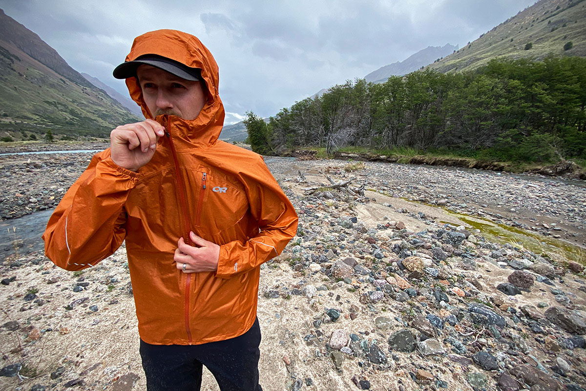 handling Tap Hen imod Outdoor Research Helium Rain Jacket Review | Switchback Travel