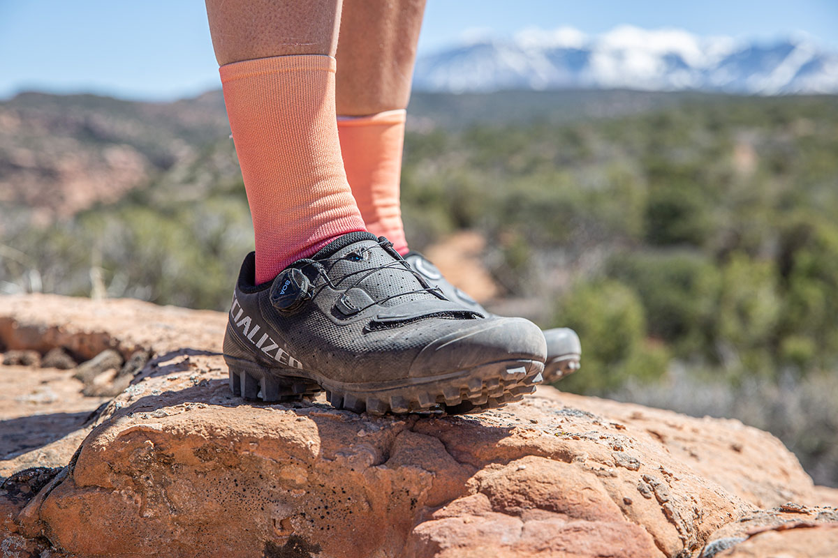 Specialized Recon 2.0 mountain bike shoe (standing on rock)