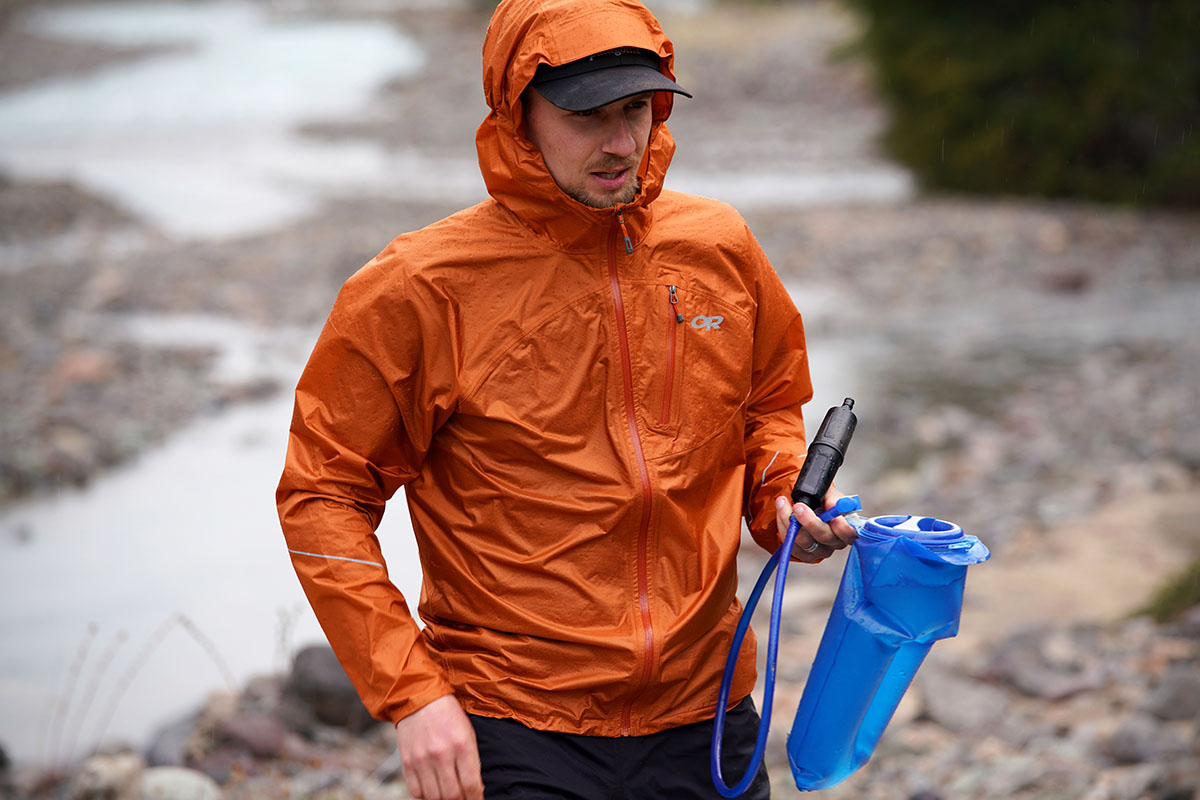 handling Tap Hen imod Outdoor Research Helium Rain Jacket Review | Switchback Travel